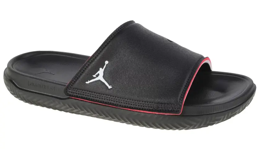 Czarne klapki Jordan Play Slide z białym logo Jumpman i czerwonym obszyciem. Idealne na basen i po treningu.