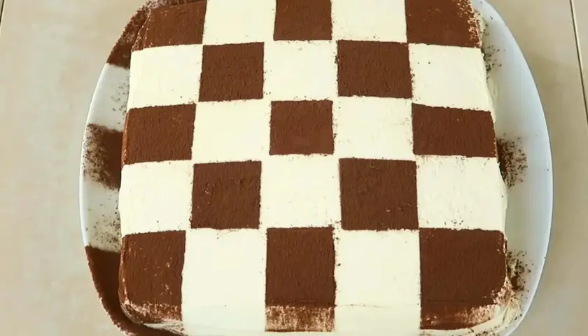 Tiramisù a scacchiera, una delizia per gli occhi e per il palato, perfetta per la ricetta Benedetta.