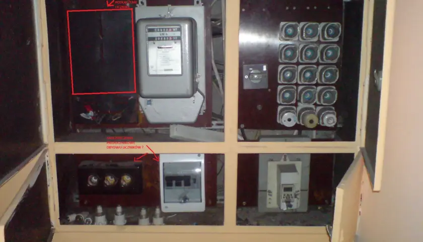 Zabezpieczenie przedlicznikowe w skrzynce z licznikiem energii elektrycznej i bezpiecznikami.
