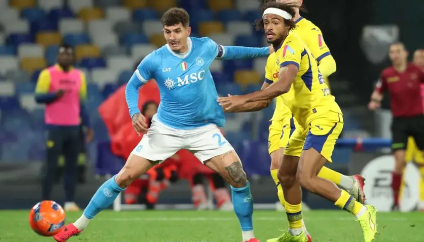 Piłkarze Napoli i Hellas Verona walczą o piłkę. Zacięta rywalizacja w meczu, który może wpłynąć na rankingi.