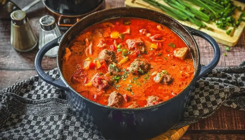 Herzhafter Pfundstopf, ein deftiges Gericht mit Fleischklößchen und Gemüse in einer würzigen Tomatensoße. Perfekt für ein gemütliches Essen.