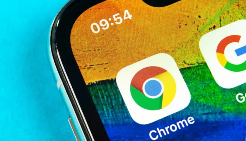 Ikona Chrome na ekranie telefonu. Wielu uważa ją za najlepszą przeglądarkę na Androida.