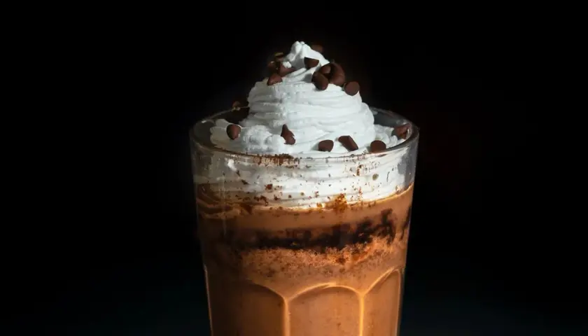 Ein cremiger Eiskaffee mit Sahne und Schokostückchen, perfekt für die Schwangerschaft.