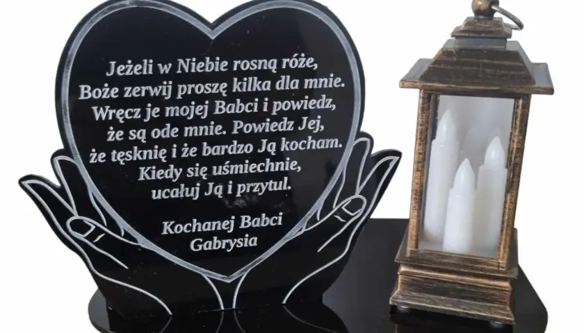 Serce z napisem "tekst na znicz dla dziadka" i znicz z trzema świecami.