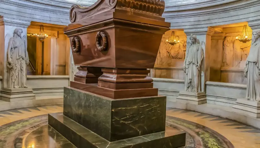 Grobowiec Napoleona Bonaparte, z rzeźbami aniołów i inskrypcjami. Ciekawe napoleon bonaparte ciekawostki.