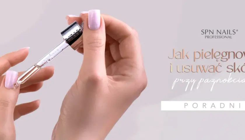 Delikatna dłoń z zadbanymi paznokciami, na które aplikowany jest olejek. Poradnik o pielęgnacji skórek, idealny do manicure biologicznego.