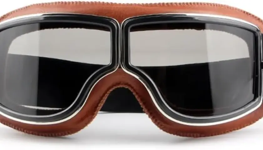 Occhiali biker in pelle marrone con lenti scure, perfetti per un look retrò e avventuroso.