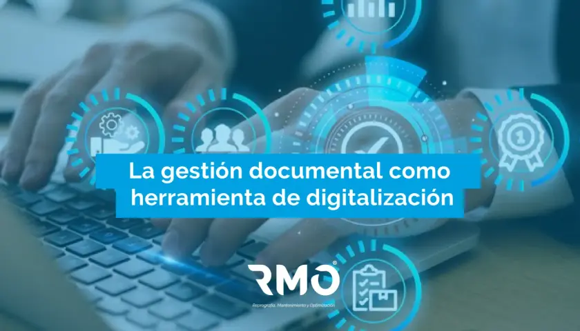 Manos tecleando en un portátil, con iconos de gestión documental y el texto "La gestión documental como herramienta de digitalización".
