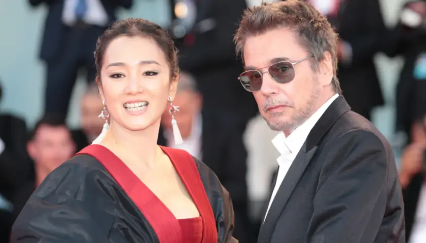 Jean-Michel Jarre z żoną, Gong Li, na czerwonym dywanie.