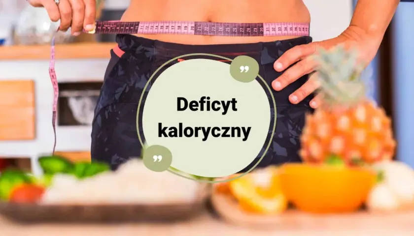 Kobieta mierzy talię centymetrem. Na pierwszym planie owoce i warzywa. Tekst: "Deficyt kaloryczny" - klucz do zdrowej sylwetki.