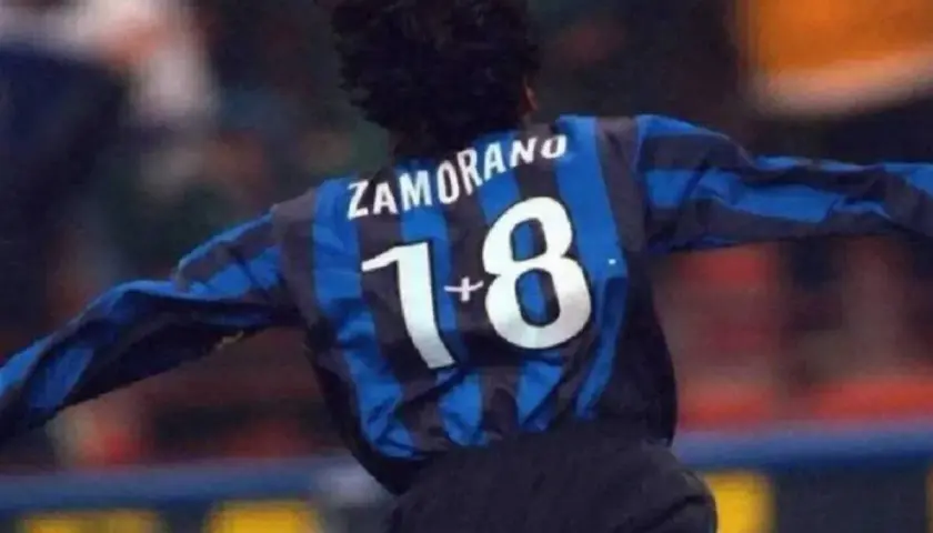Piłkarz z numerem 12, Ivan Zamorano, w koszulce Interu.
