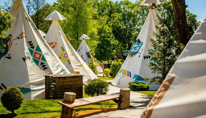 Nocleg Energylandia: Ile zapłacisz i jak oszczędzić? Poradnik