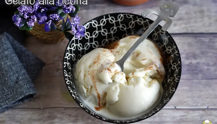 Gelato alla ricotta fatto in casa con gelatiera, servito in una ciotola con cannella.