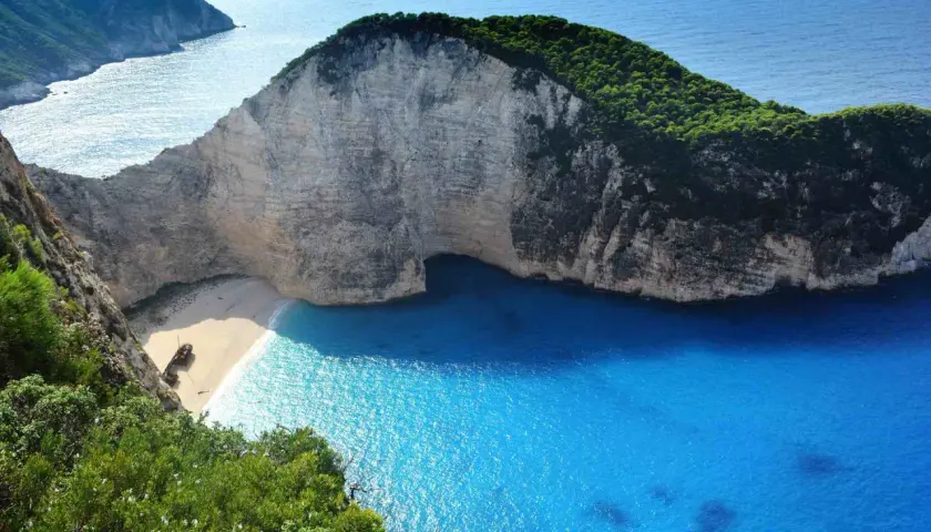 Navagio Beach, ein berühmter griechenland strand, mit seinem Schiffswrack und türkisfarbenem Wasser, umgeben von steilen Klippen.