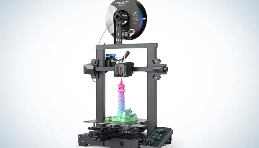 Impresora 3D Creality imprimiendo un faro multicolor. Muestra uno de los tipos de impresoras 3D más comunes.