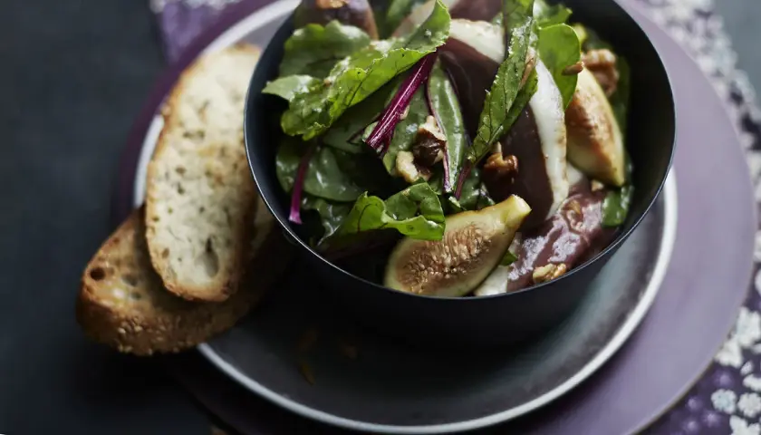 Salade de canard, noix et figues fraîches, une idée pour que faire avec des figues. Servi avec du pain grillé.
