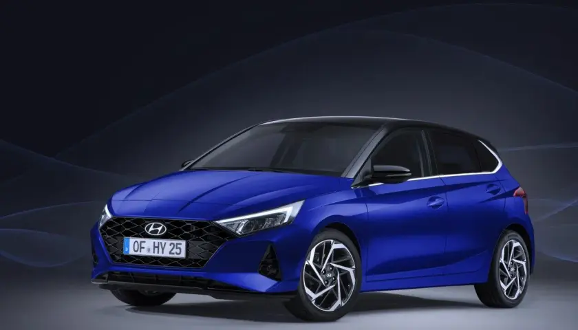Niebieski Hyundai i20 z czarnym dachem prezentuje swoje stylowe felgi, które idealnie komponują się z rozmiarem opon.