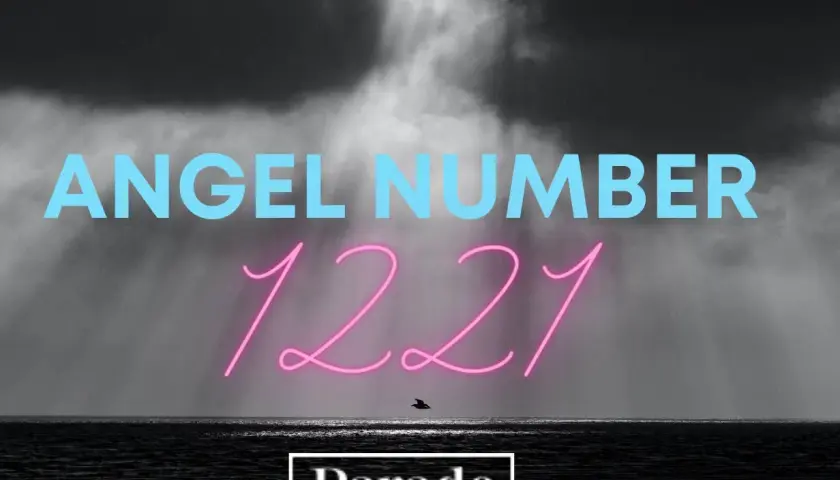Anielski numer 1221 znaczenie. Niebo burzowe nad spokojnym morzem, z ptakiem w locie.