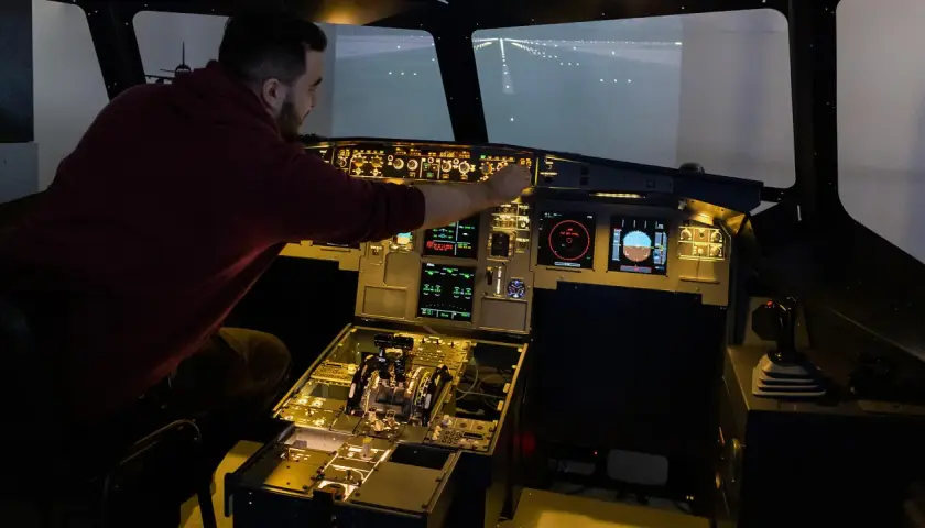 Symulator lotu, gdzie pilot ćwiczy manewry. To przyszłość lotnictwa i kosmonautyki.