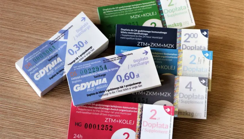 Bilety komunikacji miejskiej Gdynia, Rewa. Różne dopłaty do biletów, np. 0,30 zł, 0,60 zł, 2 zł, 4 zł.