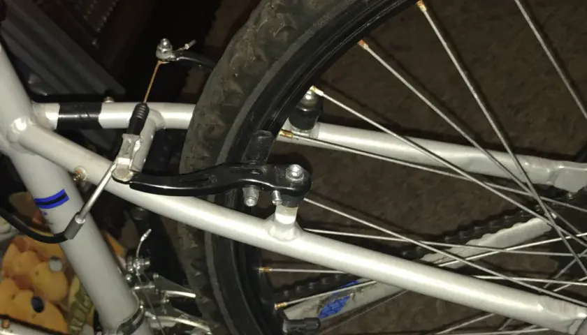 Detalle de freno de bicicleta, mostrando el mecanismo que evita que se taquean las ruedas traseras.