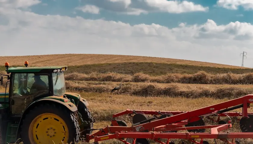  Jakie prawo jazdy potrzebne na traktor z przyczepą? Wszystko o uprawnieniach na ciągnik rolniczy