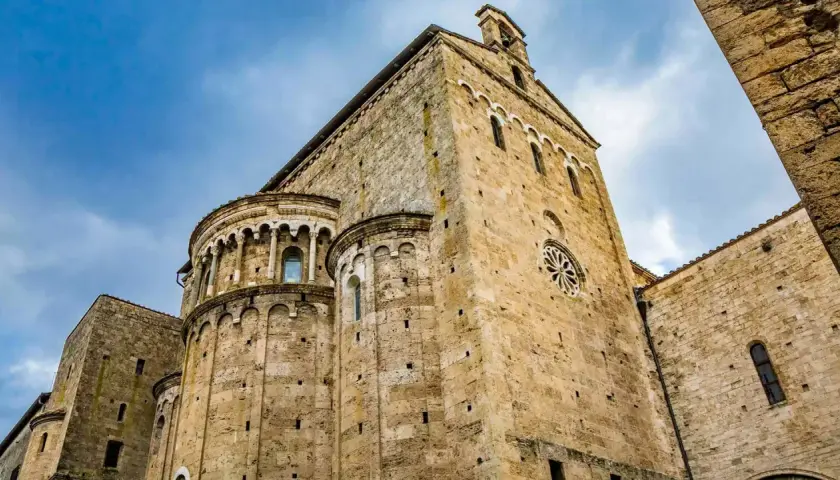 La Cattedrale di Anagni, uno dei gioielli tra i 5 borghi da visitare in Ciociaria, con la sua imponente facciata in pietra e il rosone circolare.