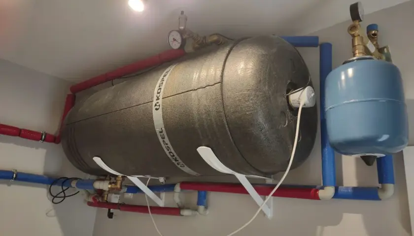 Instalacja grzewcza z bojlerem Kospel. Widoczne rury, manometry i naczynie przeponowe. Podpowiadamy, jak odpowietrzyć boiler.