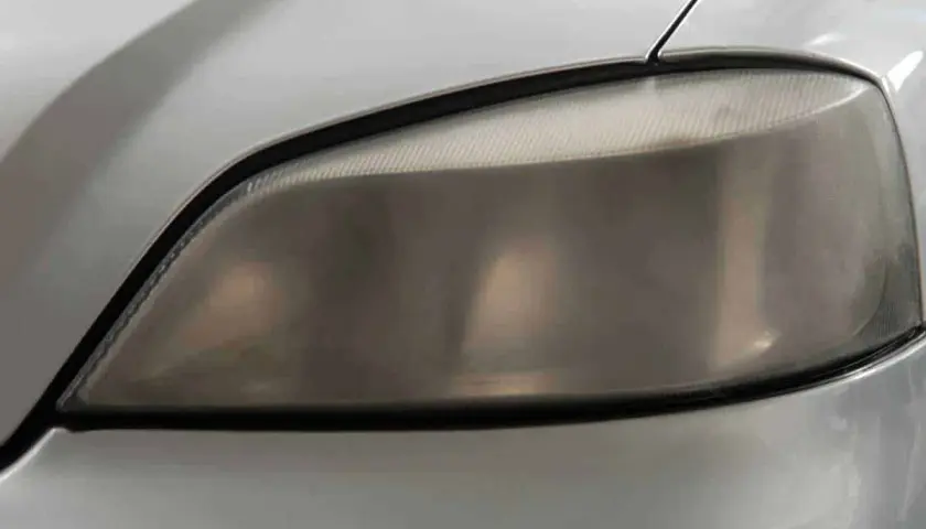 Faro opaco dell'auto, pronto per essere lucidato. Scopri come pulire i fari della macchina per una visibilità ottimale.