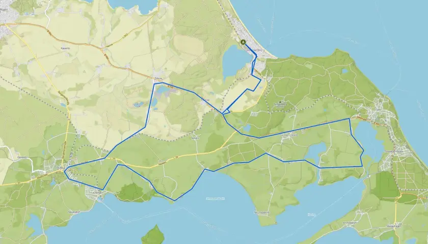 Karte mit markierter Route für Radtouren Binz, die durch Wälder und entlang von Seen führt.