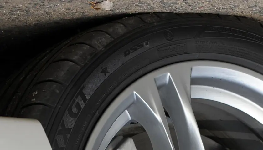 Opona z oznaczeniem runflat, widoczna na feldze.