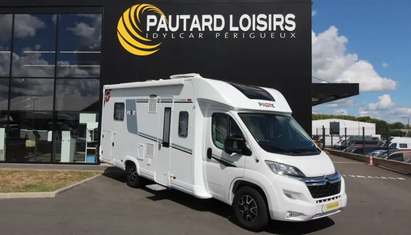 Camping-car Pilote P726 FC Evidence, prêt pour l'aventure. Avis et essai disponibles.