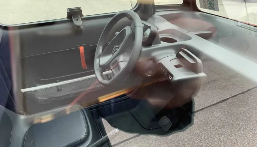 Wnętrze Citroen Ami: kierownica, siedzenie, deska rozdzielcza. Sprawdź atrakcyjną citroen ami cena!