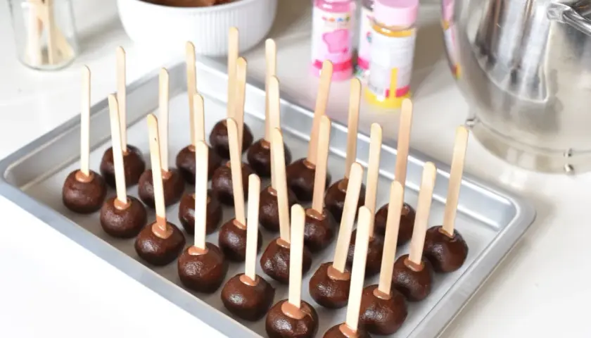 Chokladbollar på pinnar, redo att dekoreras. En hel bricka full med dessa goda cake pops!