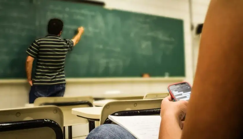 Co to znaczy absencja szkolna i jak wpływa na edukację ucznia?