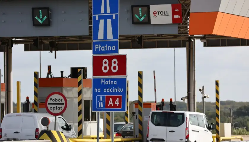 Płatna autostrada A4, bramki do poboru myta. Zielona strzałka wskazuje wolny pas.