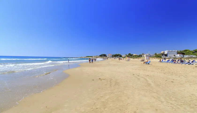 Arena dorada, mar azul y gente disfrutando del sol en las tres playas de Alcossebre.