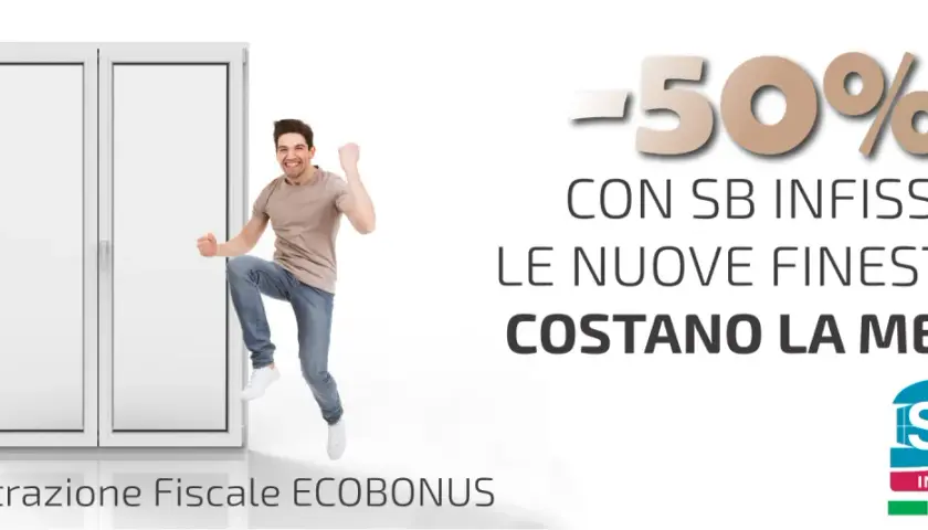 Uomo felice esulta accanto a nuove finestre bianche. Verniciatura infissi detrazione fiscale al 50% con SB Infissi.