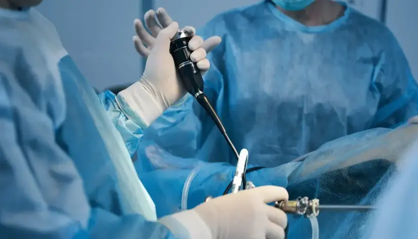 Chirurg wykonuje histeroskopię, badanie jamy macicy. To właśnie histeroskopia co to jest, pozwala na diagnostykę i leczenie.
