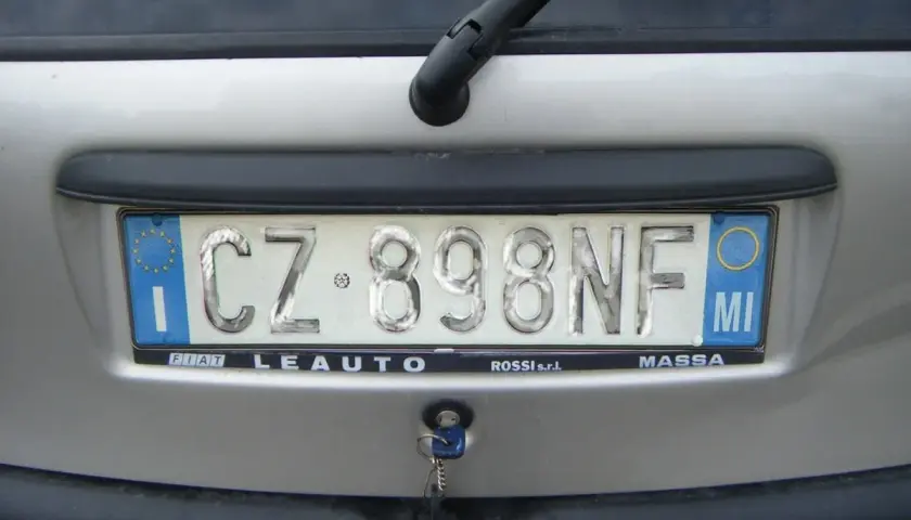 Targa sbiadita, ma la sostituzione gratuita è un'ottima notizia per il proprietario dell'auto.