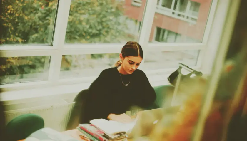 Studentka pochłonięta nauką, przygotowująca się do egzaminów z kryminologii.