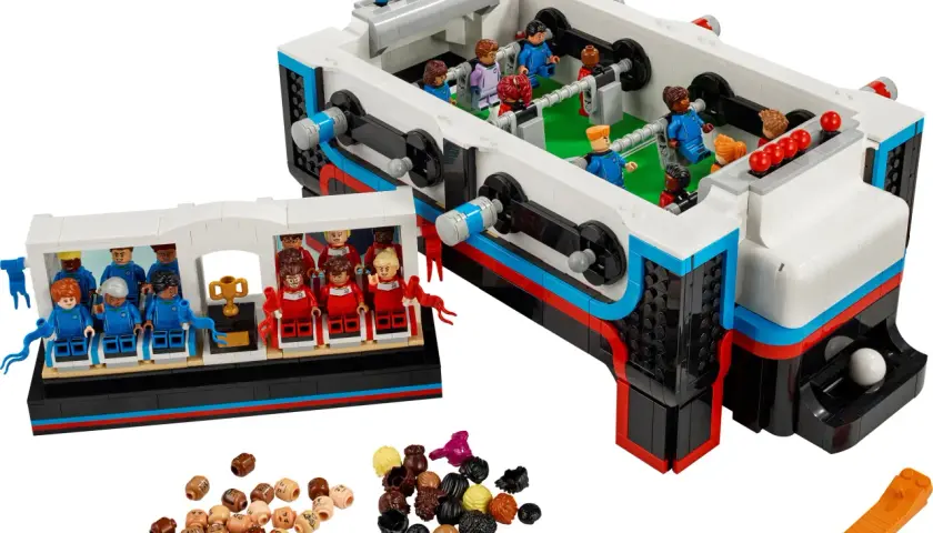 Ein detailreicher Tisch aus Lego mit Spielfiguren und Zubehör.