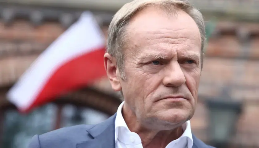 Donald Tusk na tle polskiej flagi. Dyskusja o tym, co to znaczy ustawa Lex Tusk, trwa.