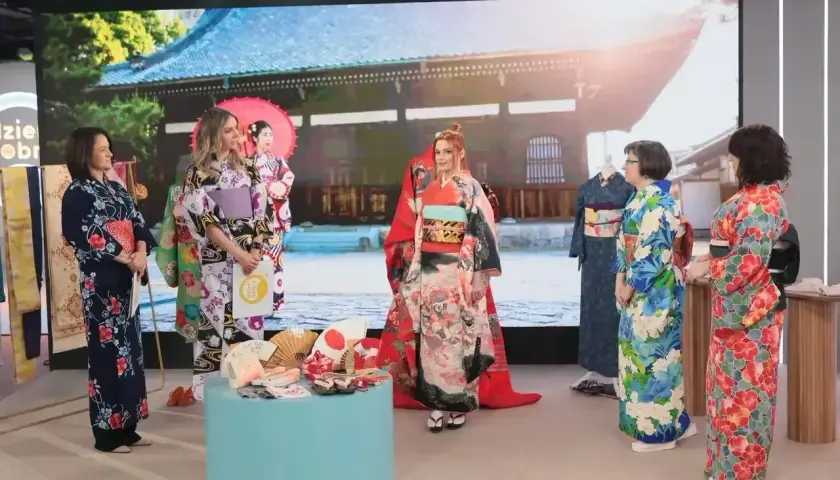 Pięć kobiet w tradycyjnych kimonach prezentuje wzory i akcesoria. Dowiedz się, jak uszyć kimono, inspirując się japońską elegancją.