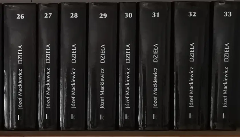 Grzbiety książek z numerami od 25 do 33, "Dzieła Józefa Mackiewicza". Może to być jedna z przyczyn długiego oczekiwania na odpowiedź z redakcji literackiej – tyle materiału do przejrzenia!