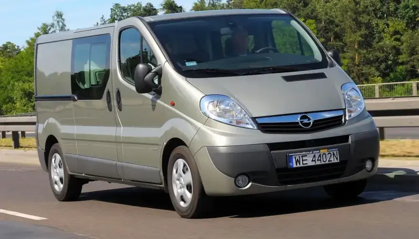 Szary Opel Vivaro 2.0 CDTI na drodze, kierowca za kierownicą. Może mieć problem z brakiem mocy.