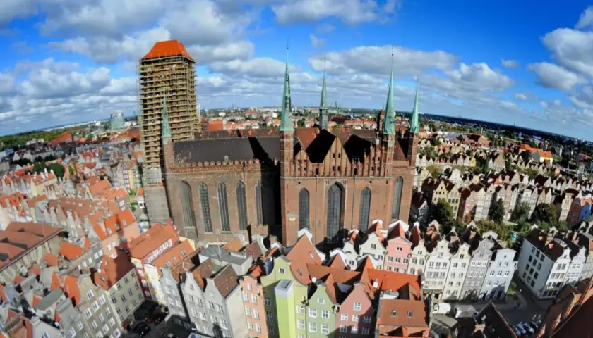 Widok z lotu ptaka na Bazylikę Mariacką w Gdańsku i kolorowe kamieniczki. Ciekawostki o tej budowli czekają na odkrycie!
