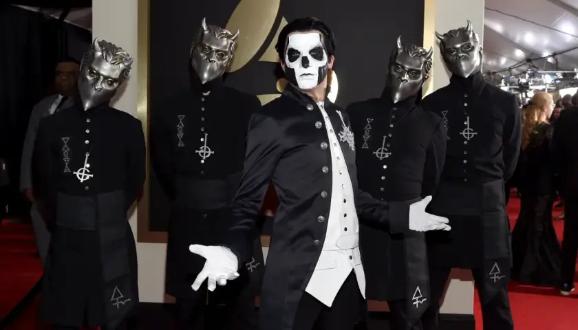 Papa Emeritus 3 w otoczeniu Ghoulów na czerwonym dywanie.