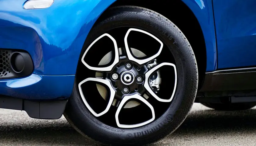 Jak wybrać opony letnie do samochodu osobowego i SUV-a? Najważniejsze parametry, oznaczenia i sezonowa wymiana