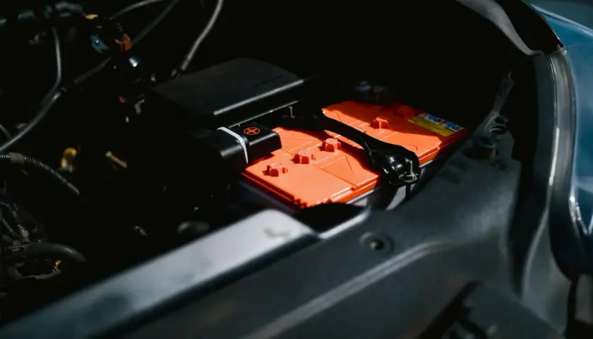 Jak przygotować klasyczne auto do zimy: akumulator, ładowanie i awaryjny rozruch w garażu